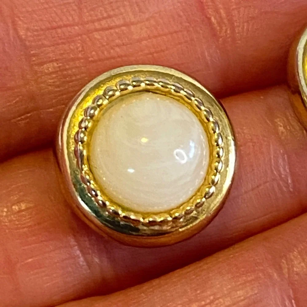 Vintage Gold Tone Cream Stone‎ Cabochon Round Stud Earrings Beaded Button
